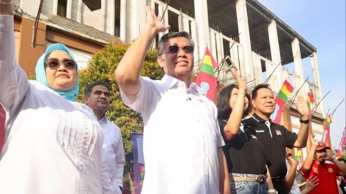 Menaker Yassierli saat melepas 649 pemudik yang merupakan mitra/pelaku usaha Warung Makan Indomie (Warmindo) beserta keluarganya di Islamic Center, Bekasi, pada Rabu (18/3/2026). Foto: HO/Biro Humas Kemnaker