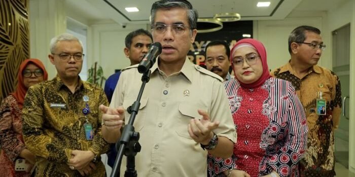 Menaker Yassierli saat meninjau Posko THR dan BHR Kemnaker, Jakarta Selatan, pada Kamis (5/3/2026). Foto: HO/Biro Humas Kemnaker