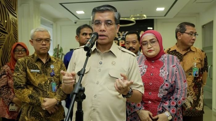 Menaker Yassierli saat meninjau Posko THR dan BHR Kemnaker, Jakarta Selatan, pada Kamis (5/3/2026). Foto: HO/Biro Humas Kemnaker