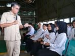 Menaker Yassierli saat meninjau program magang di PT Dirgantara Indonesia (PTDI) di Bandung, pada Kamis (5/3/2026). Foto: HO/Biro Humas Kemnaker