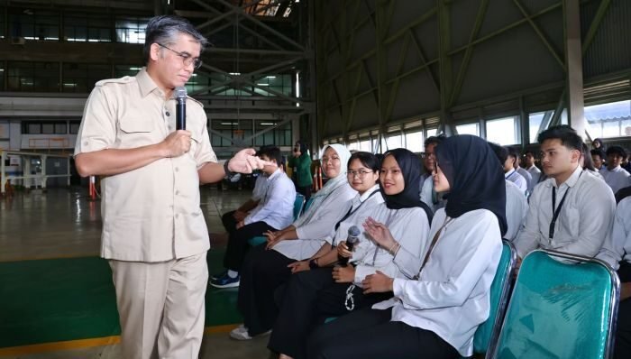 Menaker Yassierli saat meninjau program magang di PT Dirgantara Indonesia (PTDI) di Bandung, pada Kamis (5/3/2026). Foto: HO/Biro Humas Kemnaker