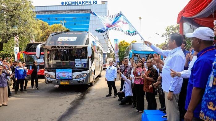 Menaker Yassierli Melepas mudik gratis bagi pekerja/buruh di kantor Kemnaker, Jakarta, pada Selasa (17/3/2026). Foto: HO/Biro Humas Kemnaker