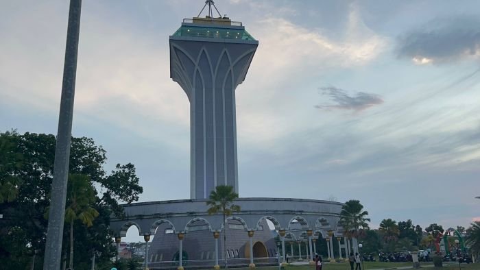 Menara Masjid Mahdinatul Iman Balikpapan Islamic Center Balikpapan. Foto: BorneoFlash/Niken Sulastri