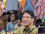 Menteri Keuangan Purbaya Yudhi Sadewa berbincang dengan pedagang saat meninjau aktivitas perdagangan di Pasar Beringharjo, Kota Yogyakarta. FOTO: ANTARA/Luqman Hakim