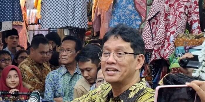 Menteri Keuangan Purbaya Yudhi Sadewa berbincang dengan pedagang saat meninjau aktivitas perdagangan di Pasar Beringharjo, Kota Yogyakarta. FOTO: ANTARA/Luqman Hakim