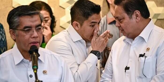 Menko Bidang Perekonomian Airlangga Hartarto (kanan) berbincang dengan Sekretaris Kabinet Teddy Indra Wijaya (kedua kanan) saat Menteri Ketenagakerjaan Yassierli (kiri) menyampaikan keterangan terkait tunjangan hari raya (THR) di Kantor Kemenko Bidang Per