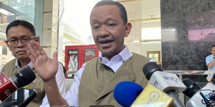 Menteri Energi dan Sumber Daya Mineral (ESDM) Bahlil Lahadalia menjawab pertanyaan wartawan di Kantor Kementerian ESDM, Jakarta, Selasa (17/3/2026). FOTO : ANTARA/Shofi Ayudiana