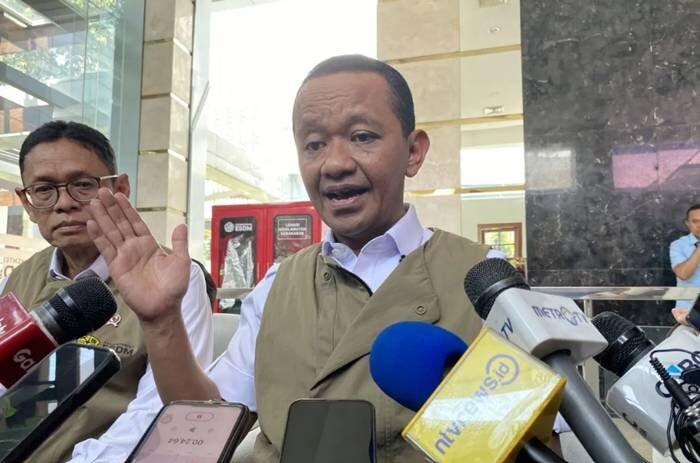 Menteri Energi dan Sumber Daya Mineral (ESDM) Bahlil Lahadalia menjawab pertanyaan wartawan di Kantor Kementerian ESDM, Jakarta, Selasa (17/3/2026). FOTO : ANTARA/Shofi Ayudiana