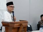 Menteri Haji dan Umrah RI, Mochamad Irfan Yusuf (kiri), menegaskan bahwa persiapan operasional pemberangkatan jemaah haji tahun 1447 H/2026 M berjalan sesuai rencana (on track) dan telah mencapai progres hampir 100 persen. Hal tersebut disampaikan dalam acara pertemuan dengan jajaran Kantor Wilayah Kementerian Haji dan Umrah di Jombang, Jum'at (27/3/2026), Provinsi Jawa Timur. FOTO : ANTARA/haji.go.id/pri.