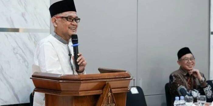 Menteri Haji dan Umrah RI, Mochamad Irfan Yusuf (kiri), menegaskan bahwa persiapan operasional pemberangkatan jemaah haji tahun 1447 H/2026 M berjalan sesuai rencana (on track) dan telah mencapai progres hampir 100 persen. Hal tersebut disampaikan dalam acara pertemuan dengan jajaran Kantor Wilayah Kementerian Haji dan Umrah di Jombang, Jum'at (27/3/2026), Provinsi Jawa Timur. FOTO : ANTARA/haji.go.id/pri.