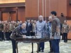 Menteri Keuangan Purbaya Yudhi Sadewa (kanan) resmi melantik Robert Leonard Marbun sebagai Sekretaris Jenderal (Sekjen) Kementerian Keuangan di Jakarta, Jumat (27/3/2026). FOTO : ANTARA/Bayu Saputra/aa.
