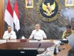 Menteri Koordinator Bidang Pangan Zulkifli Hasan (tengah) memberikan keterangan kepada pers usai rapat koordinasi terbatas membahas percepatan swasembada energi melalui pengembangan bioenergi berbasis komoditas pertanian di Kementerian Koordinator Bidang Pangan, Jakarta, Jumat (13/3/2026). FOTO : ANTARA/Aria Ananda