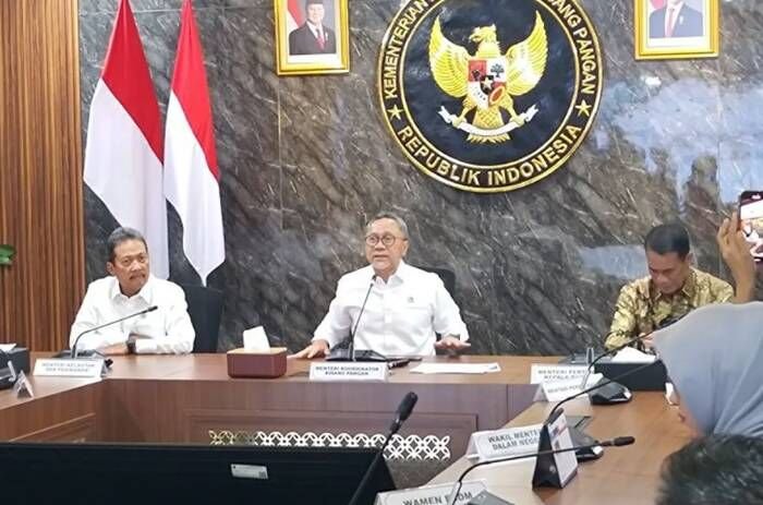 Menteri Koordinator Bidang Pangan Zulkifli Hasan (tengah) memberikan keterangan kepada pers usai rapat koordinasi terbatas membahas percepatan swasembada energi melalui pengembangan bioenergi berbasis komoditas pertanian di Kementerian Koordinator Bidang Pangan, Jakarta, Jumat (13/3/2026). FOTO : ANTARA/Aria Ananda