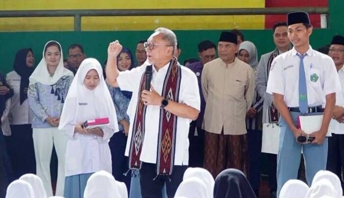 Menteri Koordinator Bidang Pangan Zulkifli Hasan saat di depan siswa MAN 1 Jepara, Jawa Tengah, Selasa (10/3/2026). FOTO : ANTARA/HO-Humas Pemkab Jepara/pri.