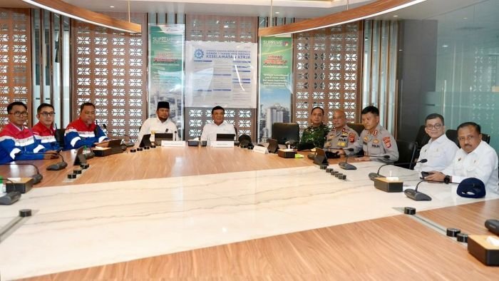 Menteri Koordinator Bidang Politik dan Keamanan RI, Djamari Chaniago, melakukan kunjungan kerja ke PT Kilang Pertamina Balikpapan, pada Selasa (3/3/2026). Foto: HO/ Kemenko Polhukam RI