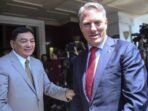 Menteri Pertahanan Sjafrie Sjamsoeddin (kiri) berbincang dengan Wakil Perdana Menteri sekaligus Menteri Pertahanan Australia Richard Marles usai melakukan pertemuan saat kunjungan di Kementerian Pertahanan, Jakarta, Kamis (12/3/2026). Kunjungan tersebut di antaranya membahas pertahanan dan kerja sama di bidang kemiliteran antar kedua negara. FOTO : ANTARA FOTO/Hafidz Mubarak A/foc.