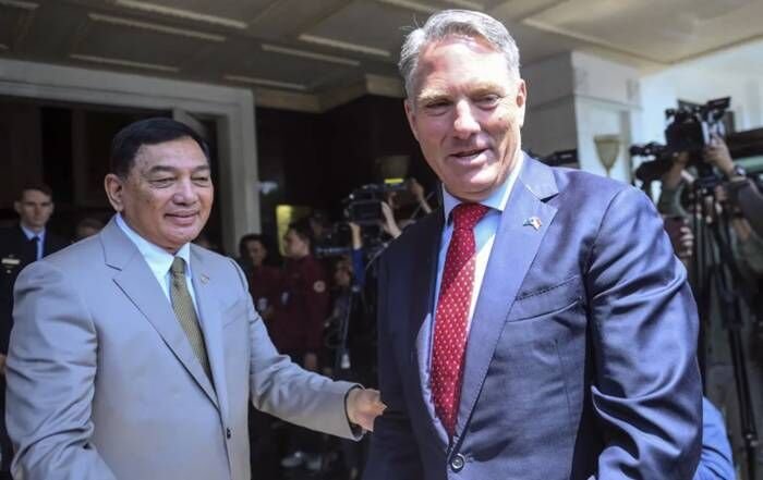 Menteri Pertahanan Sjafrie Sjamsoeddin (kiri) berbincang dengan Wakil Perdana Menteri sekaligus Menteri Pertahanan Australia Richard Marles usai melakukan pertemuan saat kunjungan di Kementerian Pertahanan, Jakarta, Kamis (12/3/2026). Kunjungan tersebut di antaranya membahas pertahanan dan kerja sama di bidang kemiliteran antar kedua negara. FOTO : ANTARA FOTO/Hafidz Mubarak A/foc.
