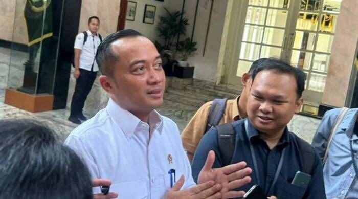 Menteri Sekretaris Negara Prasetyo Hadi menjawab pertanyaan wartawan di Kementerian Pertahanan, Jakarta, Selasa (17/3/2026). FOTO : ANTARA/Maria Cicilia Galuh/am.