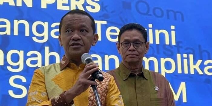 Menteri Energi dan Sumber Daya Mineral (ESDM) Bahlil Lahadalia (kiri) dan Wakil Menteri ESDM Yuliot (kanan) dalam Konferensi Pers Perkembangan Terkini Timur Tengah dan Implikasi Terhadap Sektor ESDM, yang digelar di Kantor Kementerian ESDM, Jakarta, Selasa (3/3/2026). FOTO: ANTARA/Putu Indah Savitri