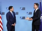 Sekretaris Jenderal Organisasi Perjanjian Atlantik Utara (NATO) Mark Rutte (kanan) dan Menteri Luar Negeri AS Marco Rubio bertemu pers dalam pertemuan para Menteri Luar Negeri NATO di markas besar NATO di Brussels, Belgia. FOTO: ANTARA/Xinhua/Zhao Dingzhe/aa.
