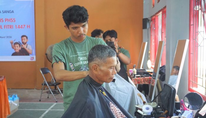PEP Sangasanga Field dan PHSS menghadirkan sebuah program sosial yang unik dan menarik, CurTis (Cukur Gratis) dalam menyambut Hari Raya Idulfitri 1447 H. Foto: HO/PHI