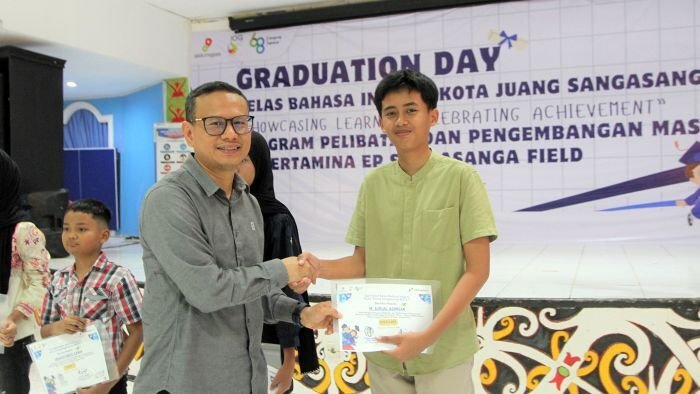 PEP Sangasanga Field menggelar kegiatan Graduation Day Kelas Bahasa Inggris Kecamatan Sangasanga Batch 1 di Gedung Wisma Ria, Kompleks PEP Sangasanga Field, Kukar, pada 6 Maret 2026. Foto: HO/PEP Sangasanga Field