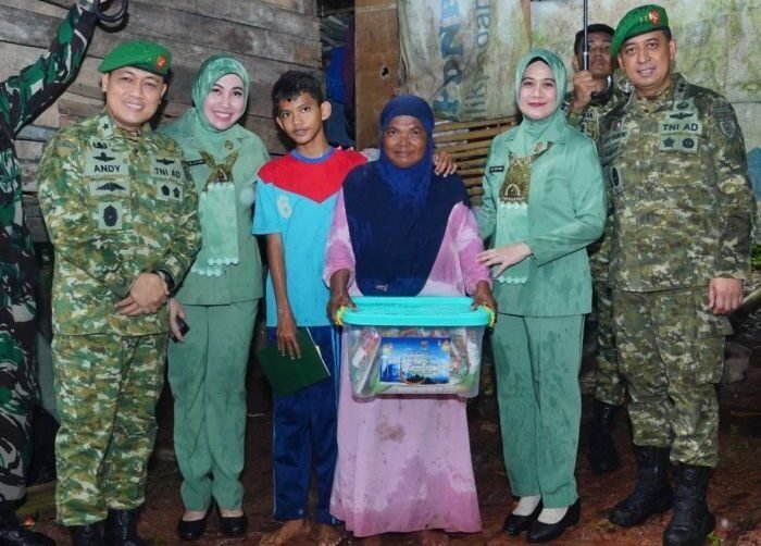 Kodam VI/Mulawarman menyerahkan bantuan paket sembako kepada masyarakat yang membutuhkan, pada Jumat (6/3/2026). Foto: HO/Pendam VI/Mlw
