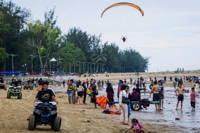 Pantai Manggar Diserbu Wisatawan, Libur Lebaran Jadi Penggerak Ekonomi Warga