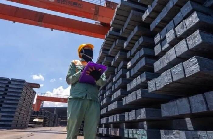 Pekerja melakukan kegiatan di kawasan industri PT Indonesia Morowali Industrial Park (IMIP), Morowali, Sulteng. FOTO : ANTARA/HO-PT IMIP