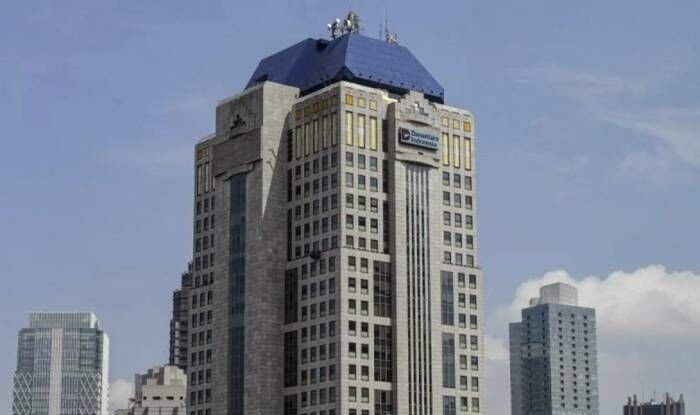Pekerja membersihkan kaca gedung Wisma Danantara Indonesia di Jakarta, Selasa (8/7/2025). FOTO : ANTARA/Hafidz Mubarak A/foc.