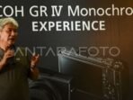 Sales Manager PT Aneka Warna Indah Henry Untung menyampaikan paparan pada peluncuran kamera Ricoh GR IV Monochrome di Jakarta, Jumat (6/3/2026). Foto: ANTARA FOTO-Ahmad Naufal Oktavian