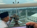 Pemantauan Rukyatul Hilal Penetapan 1 Syawal 1447 Hijriah, di Menara Masjid Mahdinatul Iman Balikpapan Islamic Center Balikpapan, pada Kamis (19/3/2026). Foto: BorneoFlash/Niken Sulastri