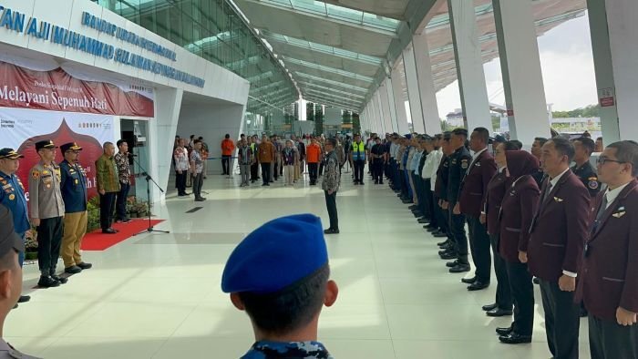 Pembukaan posko terpadu angkutan udara lebaran 2026, di Lobby Keberangkatan Bandara SAMS Sepinggan Balikpapan, pada Kamis (12/3/2026). Foto: BorneoFlash/Niken Sulastri