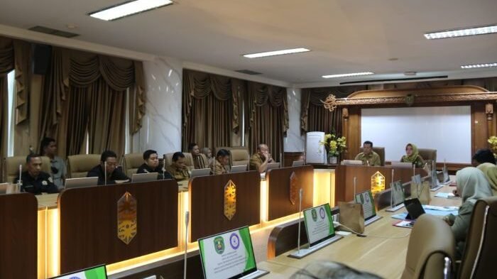 Pemkab Kutim Gelar Rapat Peningkatan kualitas sanitasi dan kesehatan lingkungan bagi masyarakat di seluruh wilayah Kutai Timur yang berlangsung berlangsung di Ruang Arau, kantor Bupati, Sangatta, pada Selasa (03/03/2026). Foto: HO/kutaitimurkab.go.id