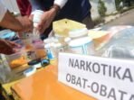 Petugas mengumpulkan obat-obatan terlarang untuk pemusnahan barang bukti di Kejaksaan Negeri Kabupaten Tegal, Jawa Tengah. FOTO: ANTARA/Oky Lukmansyah/rwa