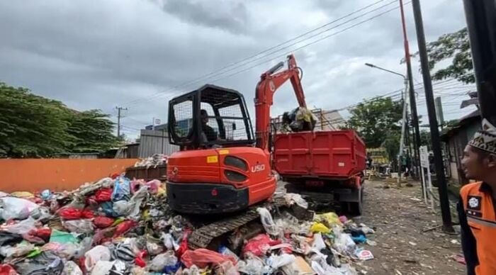 Pengangkutan sampah di salah satu TPS di Jl Pelita. Foto: BorneoFlash/Nur Ainunnisa