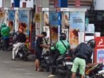 Pengendara motor antre mengisi BBM di salah satu SPBU kawasan Kuningan, Jakarta, Minggu (1/3/2026). PT Pertamina (Persero) melakukan penyesuaian harga BBM non subsidi yang berlaku mulai 1 Maret 2026 yakni harga Pertamax (RON 92) dari Rp11.800 per liter menjadi Rp12.300 per liter, Pertamax Green (RON 95) dari Rp12.450 per liter menjadi Rp12.900 per liter, Pertamax Turbo (RON 98) dari Rp12.700 menjadi Rp13.100 per liter, Dexlite dari Rp13.250 per liter menjadi Rp14.200 per liter, Pertamina Dex dari Rp13.500 per liter menjadi Rp14.500 per liter. FOTO : ANTARA/Indrianto Eko Suwarso/bar
