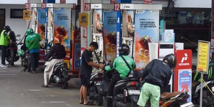 Pengendara motor antre mengisi BBM di salah satu SPBU kawasan Kuningan, Jakarta, Minggu (1/3/2026). PT Pertamina (Persero) melakukan penyesuaian harga BBM non subsidi yang berlaku mulai 1 Maret 2026 yakni harga Pertamax (RON 92) dari Rp11.800 per liter me