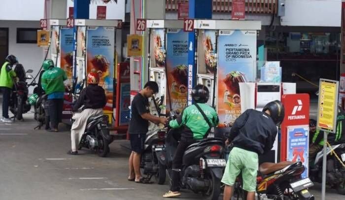 Pengendara motor antre mengisi BBM di salah satu SPBU kawasan Kuningan, Jakarta, Minggu (1/3/2026). PT Pertamina (Persero) melakukan penyesuaian harga BBM non subsidi yang berlaku mulai 1 Maret 2026 yakni harga Pertamax (RON 92) dari Rp11.800 per liter menjadi Rp12.300 per liter, Pertamax Green (RON 95) dari Rp12.450 per liter menjadi Rp12.900 per liter, Pertamax Turbo (RON 98) dari Rp12.700 menjadi Rp13.100 per liter, Dexlite dari Rp13.250 per liter menjadi Rp14.200 per liter, Pertamina Dex dari Rp13.500 per liter menjadi Rp14.500 per liter. FOTO : ANTARA/Indrianto Eko Suwarso/bar