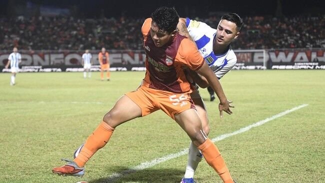 Persib Bandung bermain imbang 1-1 melawan Borneo FC. Foto: HO/ANTARA-M RISYAL HIDAYAT