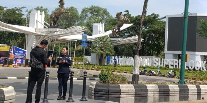 Personel Satgas Humas Operasi Ketupat Mahakam 2026 Personel Satgas Humas Operasi Ketupat Mahakam 2026 Polda Kaltim melaksanakan kegiatan live report di kawasan pusat perbelanjaan Mall BSB, pada Minggu (15/3/2026). Foto: HO//Humas Polda Kaltim