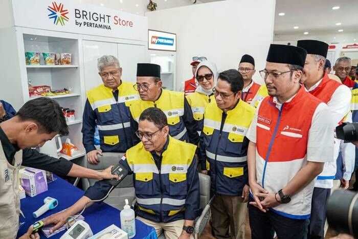 Wakil Menteri Energi dan Sumber Daya Mineral (ESDM) Yuliot Tanjung meninjau layanan cek kesehatan di Serambi MyPertamina di rest area Tol Batang KM 379A, Jawa Tengah, Rabu (18/3/2026). FOTO: ANTARA/HO-Pertamina Patra Niaga