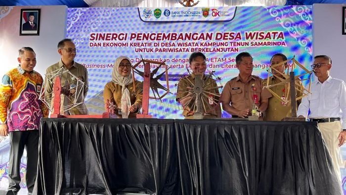 Perwakilan Pemprov Kaltim bersama Pemkot Samarinda saat meresmikan Program Desa Wisata dan Ekraf di Kelurahan Tenun, Samarinda Seberang, pada Selasa (31/3/2026).. Foto: BorneoFlash/Nur Ainunnisa