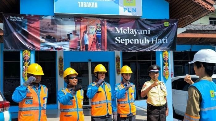 Petugas PLN Unit Layanan Pelanggan (ULP) Tarakan tetap bertugas demi memastikan pasokan listrik tetap andal selama hari raya. Foto: HO/ PT PLN (Persero) UID Kaltimra
