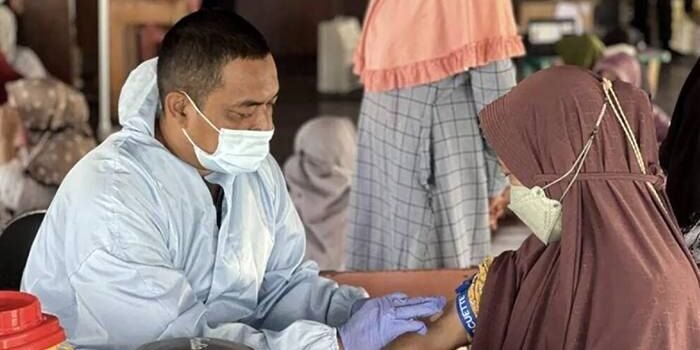 Petugas kesehatan melakukan skrining kesehatan terhadap pasien pengidap penyakit kronis dalam program Prolanis di Kepulauan Seribu, beberapa waktu lalu. FOTO: ANTARA/HO-BPJS Kesehatan/aa. Petugas kesehatan melakukan skrining kesehatan terhadap pasien pengidap penyakit kronis dalam program Prolanis di Kepulauan Seribu, beberapa waktu lalu. FOTO: ANTARA/HO-BPJS Kesehatan/aa.