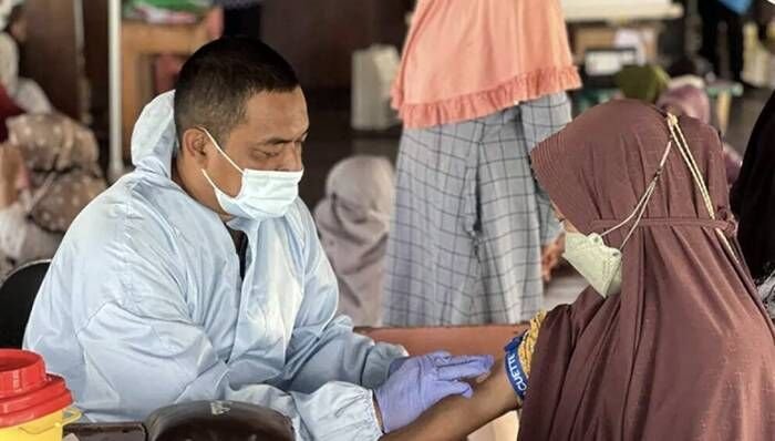 Petugas kesehatan melakukan skrining kesehatan terhadap pasien pengidap penyakit kronis dalam program Prolanis di Kepulauan Seribu, beberapa waktu lalu. FOTO: ANTARA/HO-BPJS Kesehatan/aa.