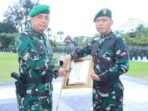 Pangdam VI/Mlw, Mayjen TNI Krido Pramono S.H.,M.Si. memberikan Piagam Penghargaan kepada sejumlah prajurit berprestasi pada upacara upacara 17an Bulan Maret yang digelar di Lapangan Makodam VI/Mulawarman, pada Selasa (17/3/2026). Foto: HO/Pendam VI/Mlw
