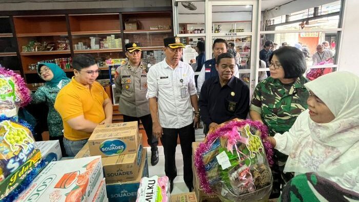 Pj Sekda Kota Balikpapan, Agus Budi Prasetyo saat memimpin sidak di beberapa toko swalayan di Kota Balikpapan, pada Rabu (11/3/2026). Foto: BorneoFlash/Ardian