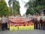 Polda Kaltim kembali menggelar kegiatan berbagi takjil kepada para pengguna jalan yang melintas di depan Mapolda Kaltim, pada Selasa (17/03/26). Foto: HO/Humas Polda Kaltim