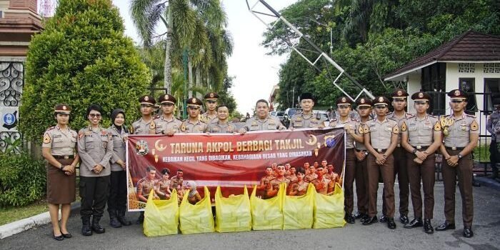 Polda Kaltim kembali menggelar kegiatan berbagi takjil kepada para pengguna jalan yang melintas di depan Mapolda Kaltim, pada Selasa (17/03/26). Foto: HO/Humas Polda Kaltim